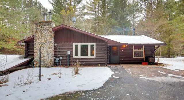 Коттедж Family Gem Near the Chain of Lakes in Eagle River!