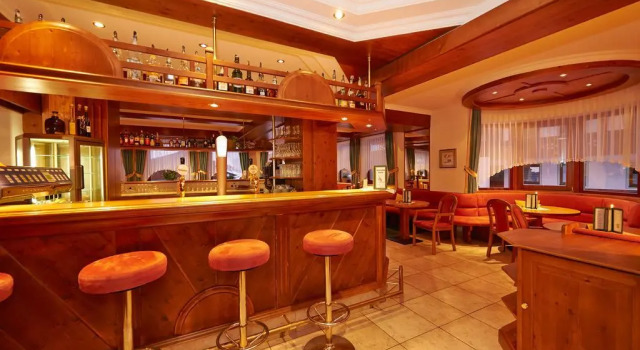 Hotel Waidmannsheil, Забронировать Отель Отели Флахау с бассейном, рядом с Гондольный подъемник Ахтер Джет, Бассейн