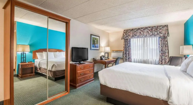 Семейный люкс AmericInn & Suites by Wyndham Baraboo Event Center