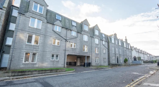 Find "DWELLCOME HOME Ltd" site for 10oo10 assurance from past guests - Immaculate 2 Bedroom, 3 Bed, 2 Doubles and a Single 2nd floor Apartment with free allocated off street parking, 100Mbps broadband, Miles better than a hotel, Забронировать Апартаменты/квартира Отели Абердина с парковкой, рядом с St Mary's Cathedral, Парковка