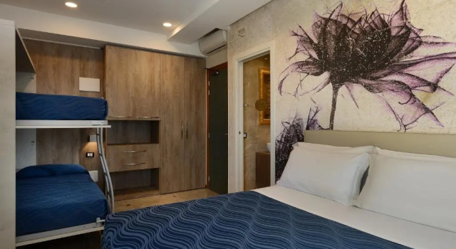 Четырёхместный номер Standard с балконом Hotel Marilena