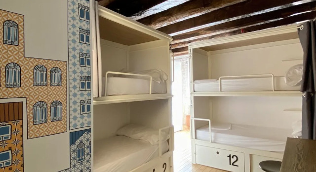 Кровать в общем номере The Central House Porto Ribeira