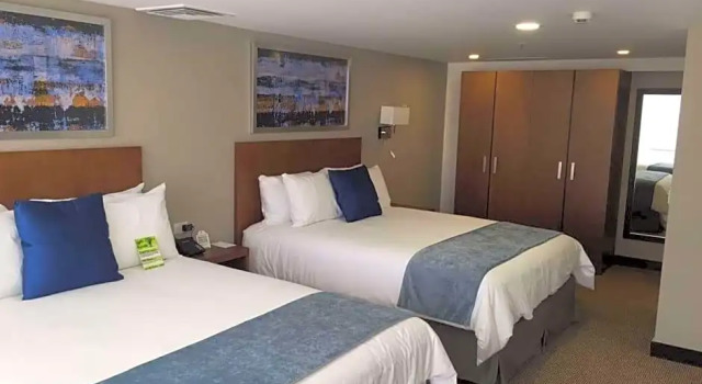 Четырёхместный номер Executive Wyndham Manta Sail Plaza Hotel and Convention Center