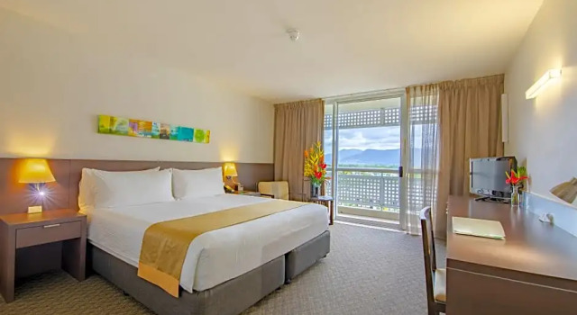 Номер Premium Cairns Harbourside Hotel