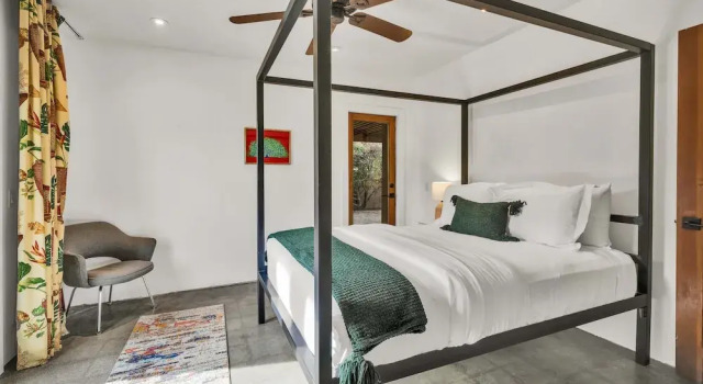 Mid-Century Elegance & Fun in Tahquitz River Estates, Забронировать Дом для отпуска Отели Палм-Спрингса с парковкой, рядом с Palm Springs Mall Shopping Center, Парковка