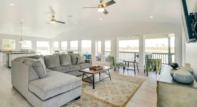Коттедж Spacious San Jacinto River Home w/ Waterfront Deck