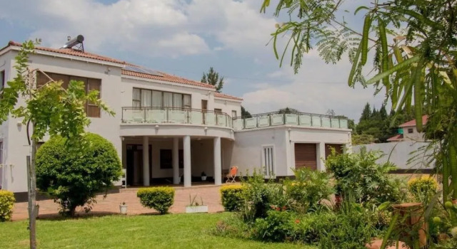 The Whitehouse Lodge, Buchen Sie Hotel Hotels in Harare mit Parkplatz, in der Nähe von Sam Levi Shopping Centre, Parkplätze