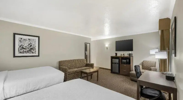 Четырёхместный номер Standard с балконом Best Western Airport Albuquerque InnSuites Hotel & Suites