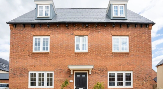 Lovely 5-bed House in Centre of Bicester Village