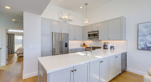 Апартаменты Sleek Oxnard Townhouse w/ Balconies: Walk to Beach