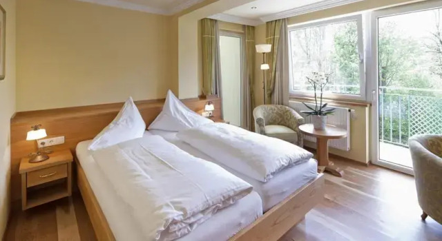 Romantik Hotel Seevilla, Rezervați Hotel Hoteluri în Altaussee cu parcare, Parcare