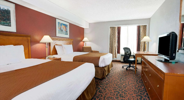 Четырёхместный номер Standard Ramada by Wyndham Niagara Falls/Fallsview