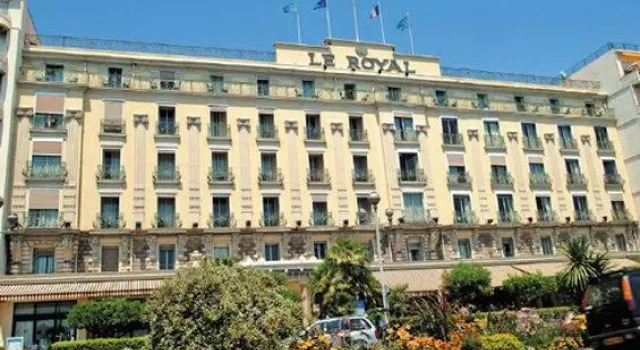 Номер Comfort Hôtel Le Royal Promenade des Anglais