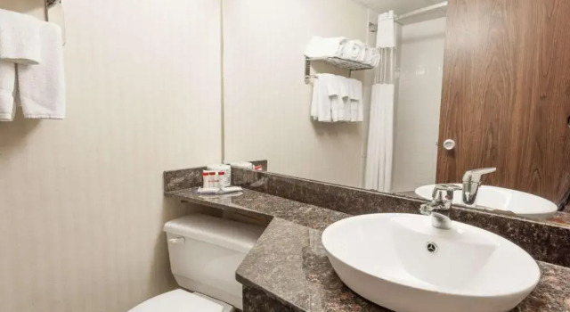 Номер Standard с красивым видом из окна Ramada by Wyndham Fredericton