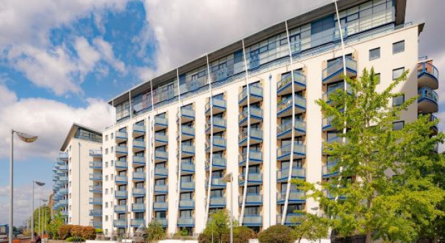 Direct Thames River View Apartment with Balcony Suit Family of 4, Забронировать Апартаменты/квартира Отели Лондона с парковкой, Парковка