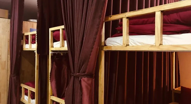 Кровать в общем номере Starhill Hotel