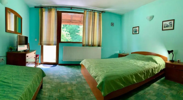 Sun House, Book Hotel Hoteller i Tryavna med parkering, Parkering