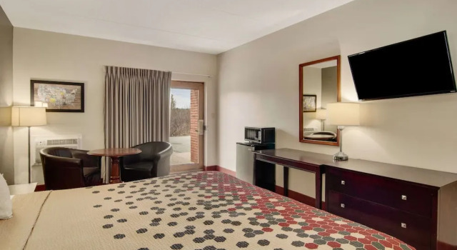 Двухместный номер Standard с частичным видом Econo Lodge Cadillac by Choice