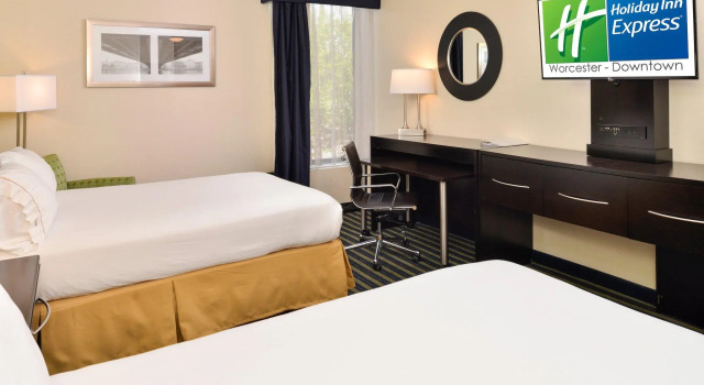 Четырёхместный номер Standard Holiday Inn Express Worcester