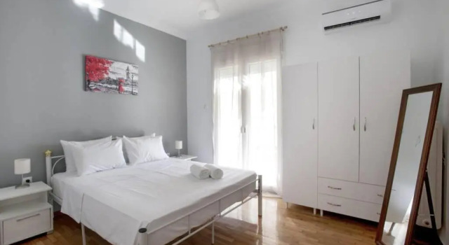 Апартаменты Kolonos - A Renovated Apartment