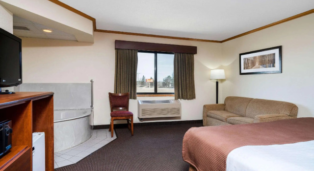 Двухместный люкс Deluxe AmericInn by Wyndham Park Rapids