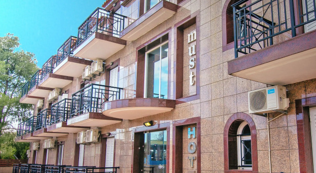 Must Hotel
