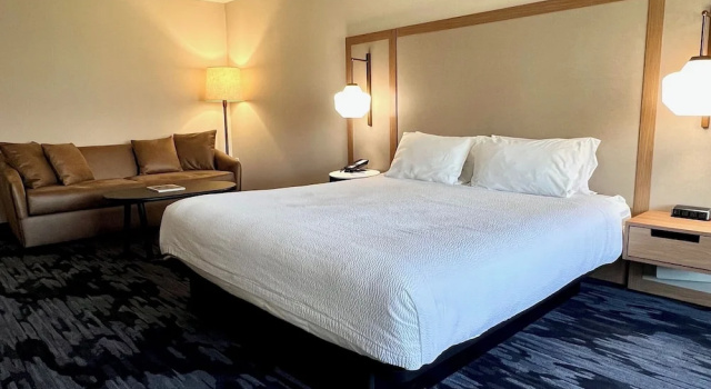 Двухместный люкс Fairfield Inn & Suites Detroit Farmington Hills