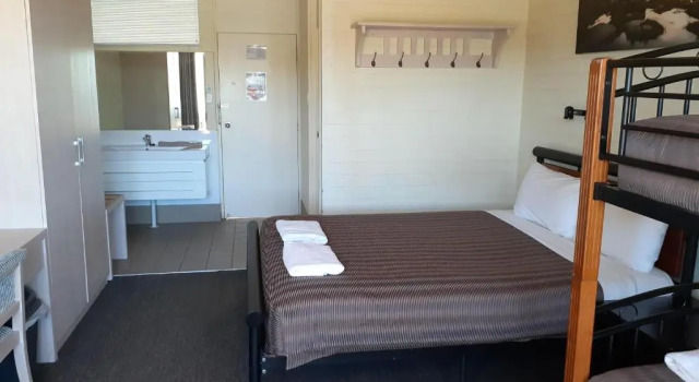 Четырёхместный номер Standard с видом на озеро Lake Jindabyne Hotel