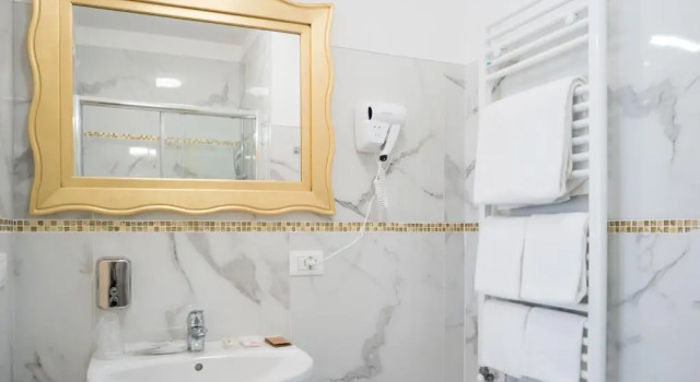 Двухместный номер Deluxe с балконом Guest House Train Station Venice - Atika & Atif
