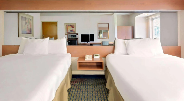 Четырёхместный номер Standard Red Roof Inn Winston-Salem