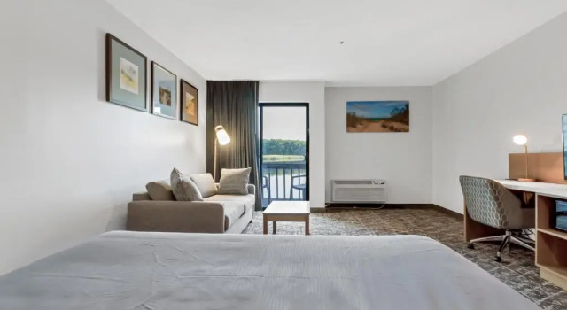Waterbird Lakeside Inn