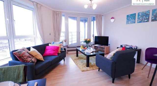 GREAT VALUE, 2 Bedroom Penthouse Apt at Angel & Ken Serviced Accommodation Woking, Забронировать Отель Отели Суррей с парковкой, Парковка