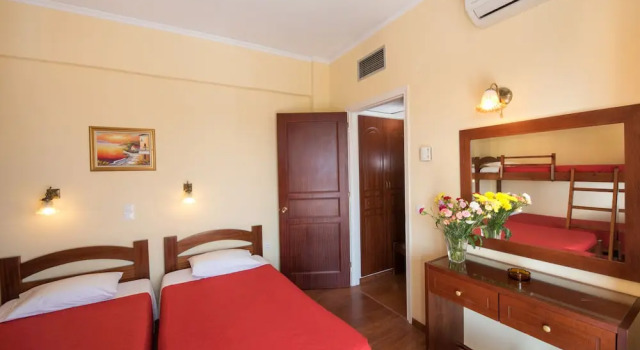 Четырёхместный семейный номер Standard с балконом Sunset Hotel