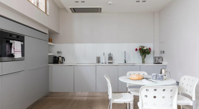 Central and Modern Split Level 2BR Covent Garden Apt, Забронировать Отель Бизнес-отели Англии, 4* 5*