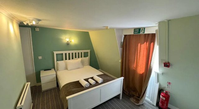 Номер Economy The George Hotel