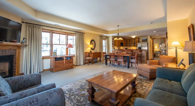 Two Bedroom Condo with Balcony over Mountaineer Square - Just Steps from the Slopes! 2 Condo - No Cleaning Fee! by RedAwning, Book Lejlighed Hoteller i Crested Butte Mountain med parkering, Parkering