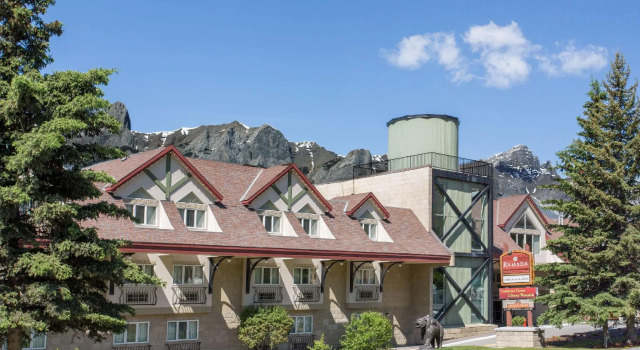 Четырёхместный номер Economy Canmore Inn & Suites