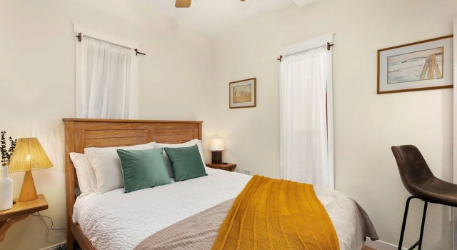 Lavish Retreat in Old Town - Walk Everywhere!, Rezerwuj Hotel Hotele w Fort Collins z parkingiem, Parking