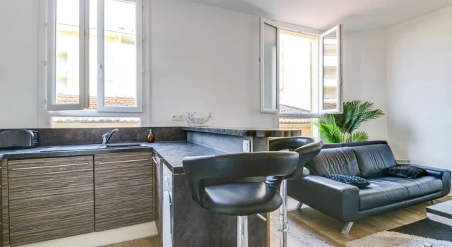 Beautiful Modern 2 Bedroom Apartment in Center