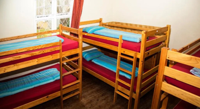 Кровать в общем номере Jikeleza International Backpacker Lodge
