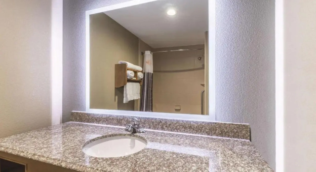 Четырёхместный номер Deluxe La Quinta Inn & Suites by Wyndham Tulsa - Catoosa Route 66