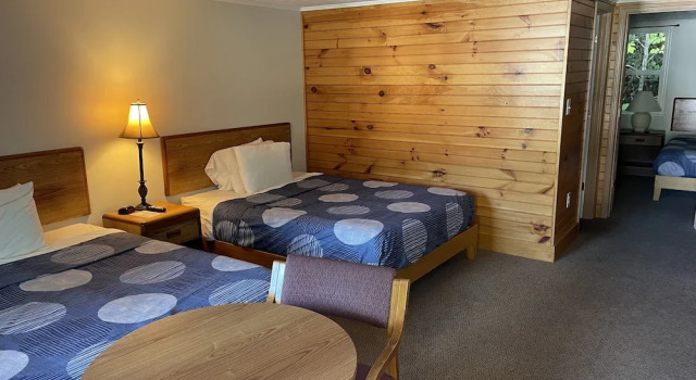 A Holiday Motel - Maggie Valley, Забронировать Мотель Мегги-Вэлли Аппалачи, рядом с Maggie Valley Festival Grounds