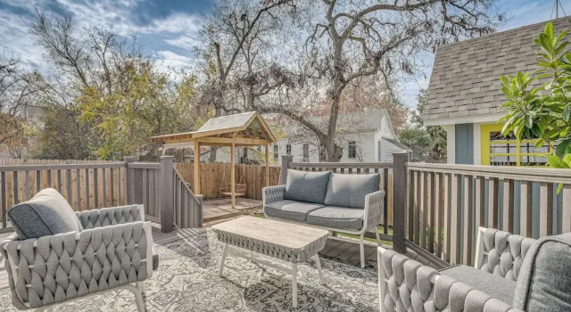 Коттедж Brenham Rental w/ Deck & Yard < 1 Mi to Downtown!