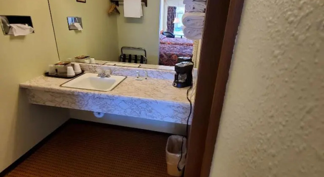 Четырёхместный номер Standard Robin Hood Motel