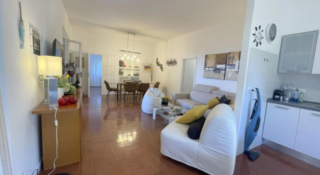 Apartment o the ground floor in villa with big garden, mt. 30 far from the sea. 3 bedrooms. Parking.-AS 11