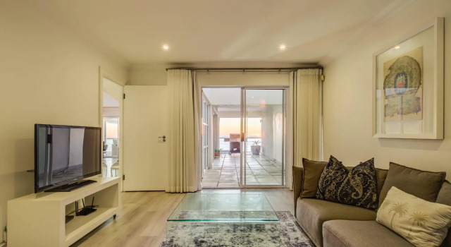 Modern Camps Bay Villa With Sea Views and Private Pool A on the Bay, Забронировать Вилла Отели Cape Peninsula с парковкой, Парковка