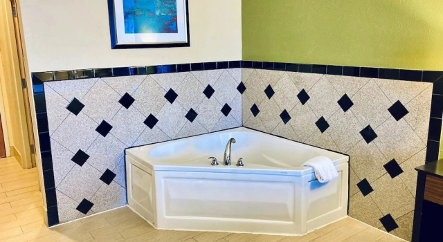 Двухместный люкс Holiday Inn Express Hotel & Suites Edmond by IHG