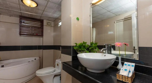Номер Family с видом на реку Hanoi Amore Hotel & Travel