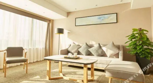 Suite Premier Zenith Hotel-Near Train Station & The Mixc