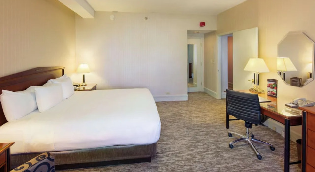 Номер Deluxe Hilton Cincinnati Netherland Plaza